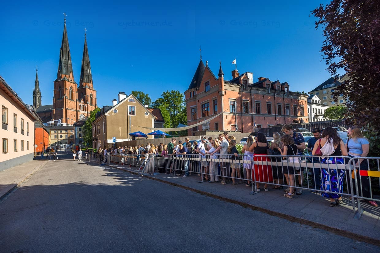 Studenten stehen Schlange für eine Cocktail-Nacht in der Södermannsland-Nerikes Nation, gegründet 1805. In Uppsala übernehmen die historisch aus Landsmannschften hervorgegangenen Nations die Interessenvertretung der Studierenden. Darüber hinaus prägen die Nations das soziale Angebot für Studenten wie etwa Bars, Clubs. festliche Banquette oder Restaurants mit Mittagstisch, die exklusiv und preiswert für Mitglieder von Nationen sind / © Foto: Georg Berg