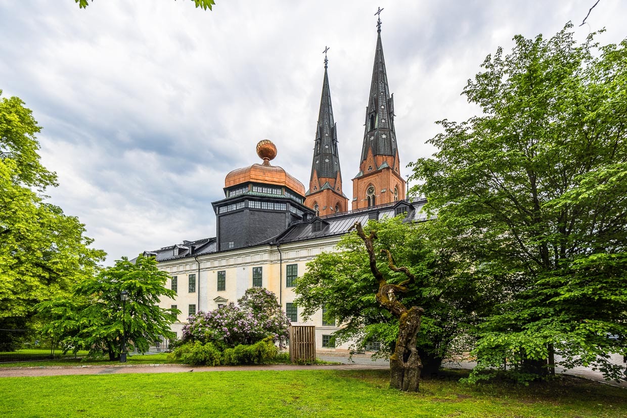 Vista desde el Parque de la Universidad de Uppsala del Gustavianum con la nueva cúpula y las agujas de la catedral / © Foto: Georg Berg
