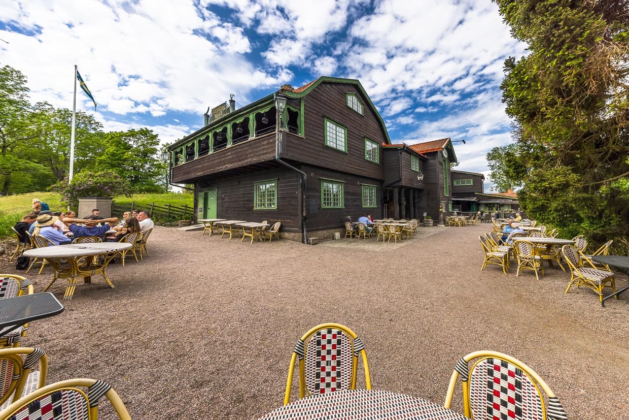 Das Ausflugslokal Odinsborg in Gamla Uppsala wurde 1899 im Geist der schwedischen Nationalromantik erbaut. Der Stil ist vergleichbar mit dem deutschen Jugendstil und einer romantischen Verklärung der Vergangenheit. In den Gasträumen von Odinsborg gibt es historische Darstellungen und Trinkhörner aus dieser Zeit / © Foto: Georg Berg
