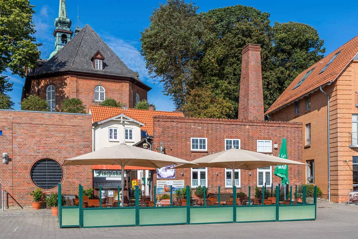 Fischlokal Alte Fischräucherei in Kappeln an der Schlei. El irlandés Duncan Buckley es el posadero y chef de este lugar desde 1994. Al fondo, la iglesia de San Nicolás / © Foto: Georg Berg