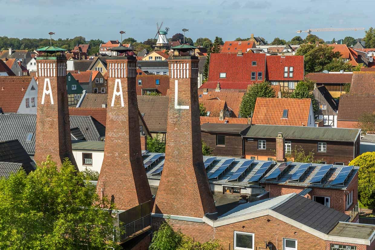 Las tres torres del ahumadero Föh con las tres letras de la palabra anguila son algo así como el punto de referencia de la ciudad en Kappeln / © Foto: Georg Berg