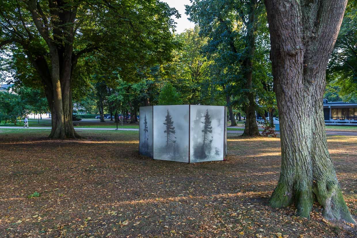 Fotografía del artista danés Nicolai Howalt para el Landskrona Photo Festival 2024. La foto de gran formato en el parque del Museo de Arte de Landskrona muestra 