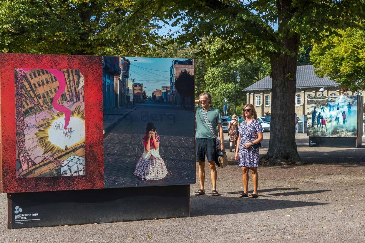 Los transeúntes observan la serie fotográfica de Federico Estol - Shine Heroes, Landskrona Foto Festival. Federico Estol trabajó con sesenta limpiabotas de La Paz y El Alto, en Bolivia. Juntos planearon las escenas y se convirtieron así en productores y protagonistas de un ensayo fotográfico que pretende luchar contra la estigmatización social de los limpiabotas / © Foto: Georg Berg