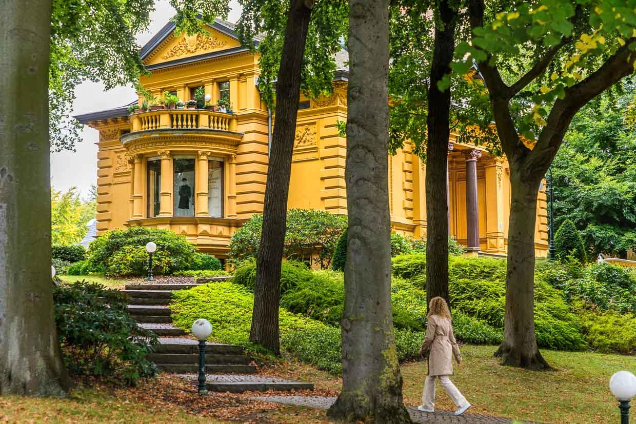Villa Bankier Oechsler, Heringsdorf. Construida en 1883, la ocre y clasicista Villa Oechsler se alza sobre una colina. Hoy alberga una boutique de lujo / © Foto: Georg Berg