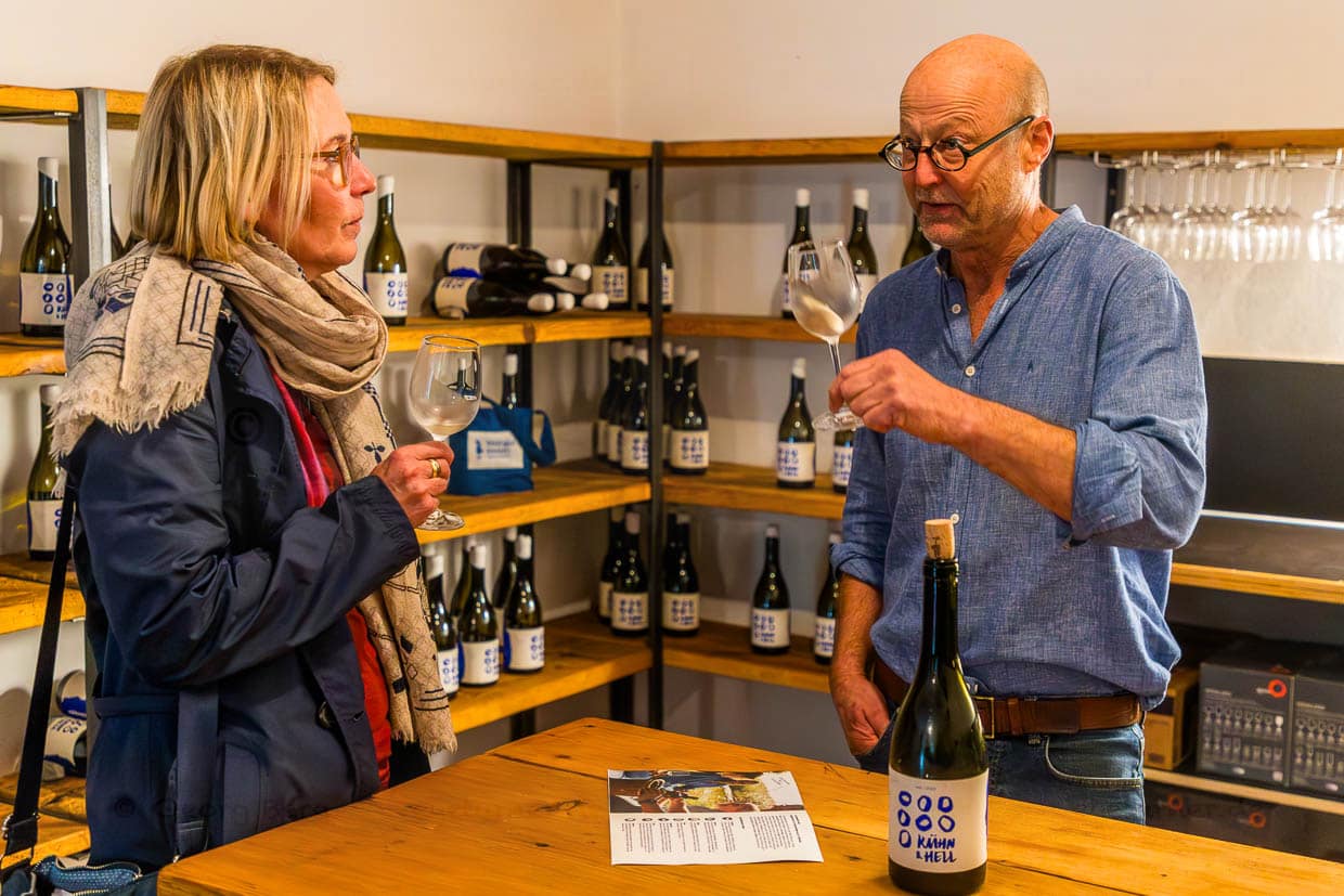 El viticultor Christoph Kühne-Hellmessen cultiva el primer vino de la isla en alrededor de una hectárea en Welzin, en la isla de Usedom. En 2024 se cató por primera vez la cuvée / © Photo: Georg Berg