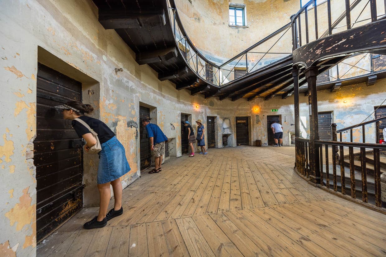 Visitantes del Festival de Fotografía de Landskrona en la exposición de Greta Alfaro "Música de las esferas