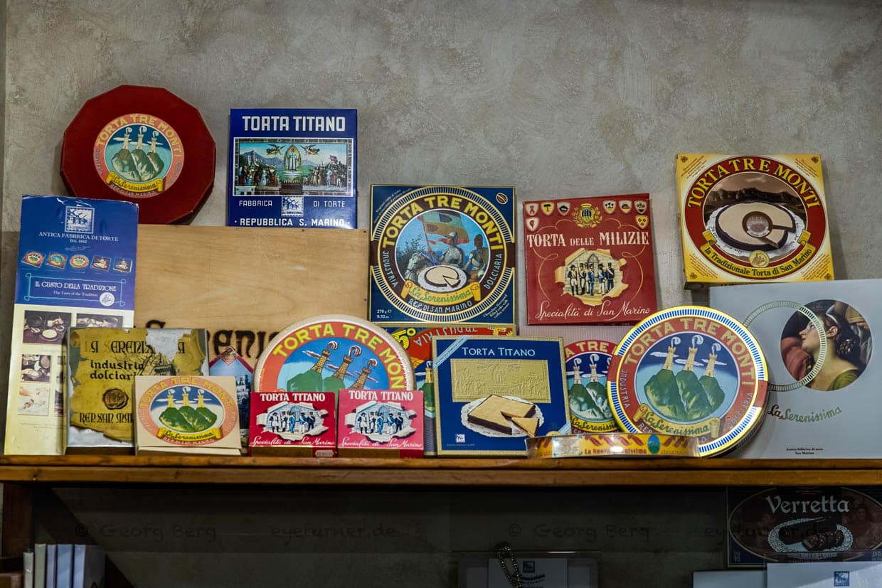  La Serenissima produce tanto una versión de tamaño normal como una versión para picar de la Torta Tre Monti. La Serenissima produce comercialmente esta tarta tradicional desde 1942, así como variaciones con sabor a café o crema de pistacho / © Photo: Georg Berg