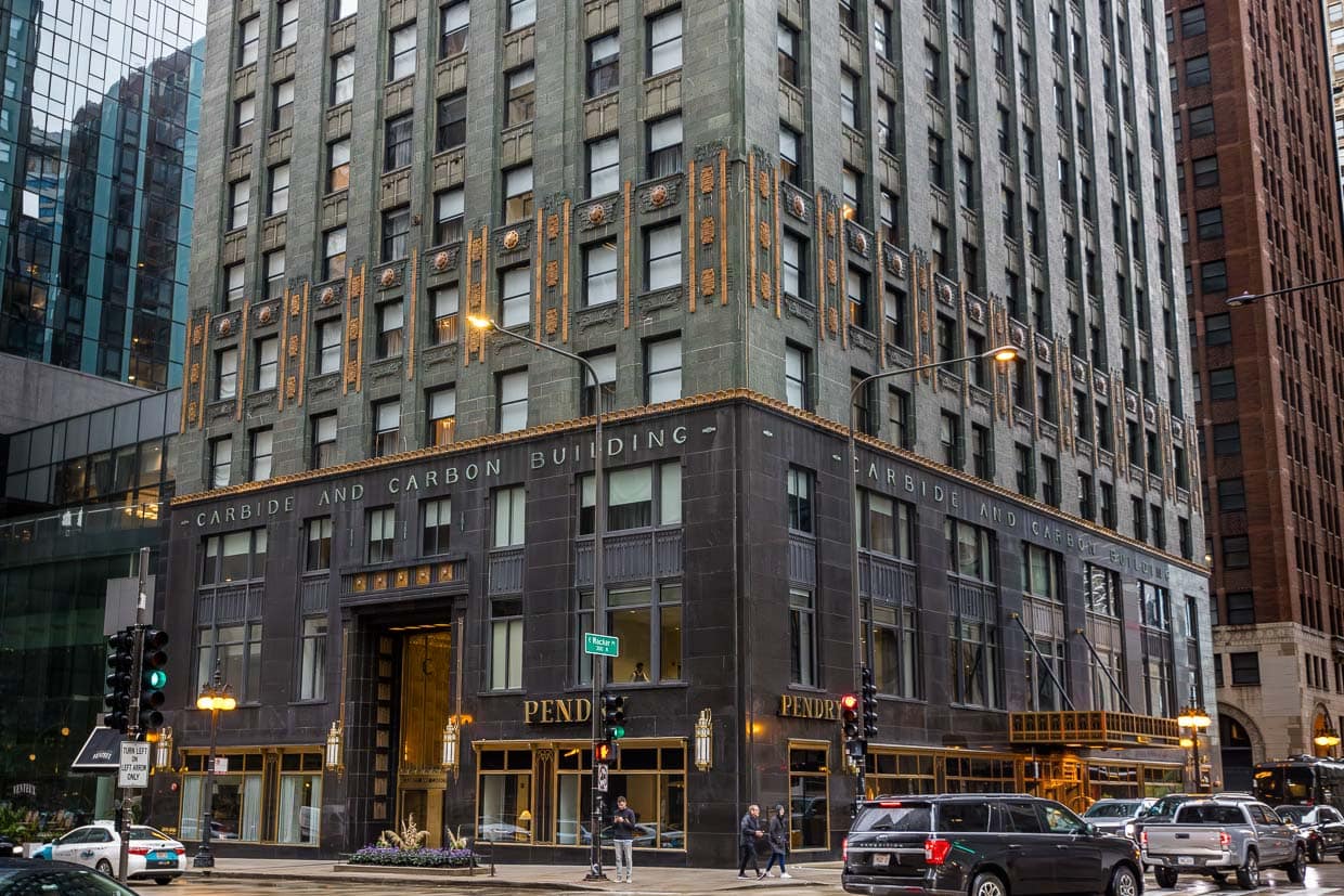 Entrada Carbide & Carbon Building, un rascacielos Art Decó de 37 plantas y 153 m de altura construido en 1929 en la Avenida Michigan de Chicago. Está revestido de granito negro, terracota verde y dorada, con adornos de pan de oro y bronce. Fue convertido en hotel en 2004 / © Photo: Georg Berg