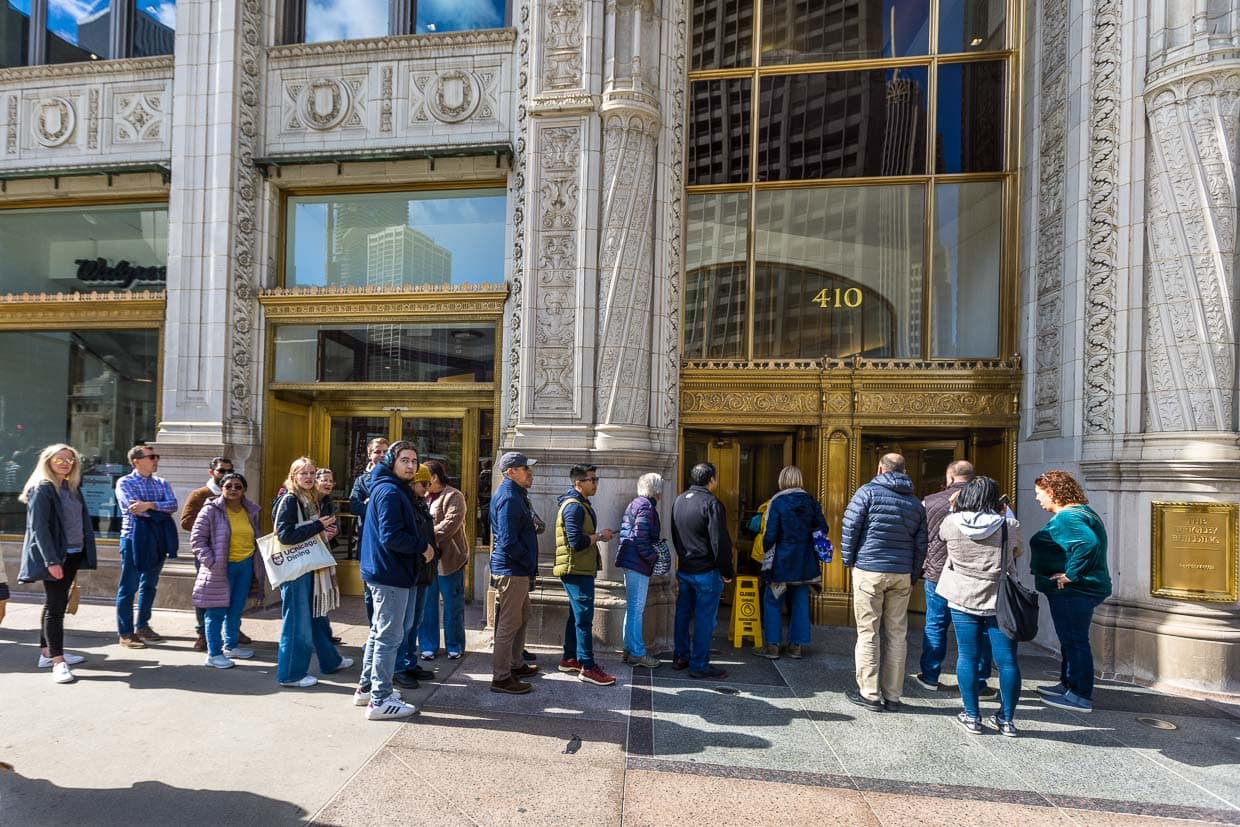 Cola frente al Edificio Wrigley durante las Jornadas de Puertas Abiertas de Chicago. El Edificio Wrigley es un rascacielos situado en la Magnificent Mile de Chicago (Illinois). Fue construido en 1920 como sede del magnate del chicle William Wrigley Jr. / © Foto: Georg Berg