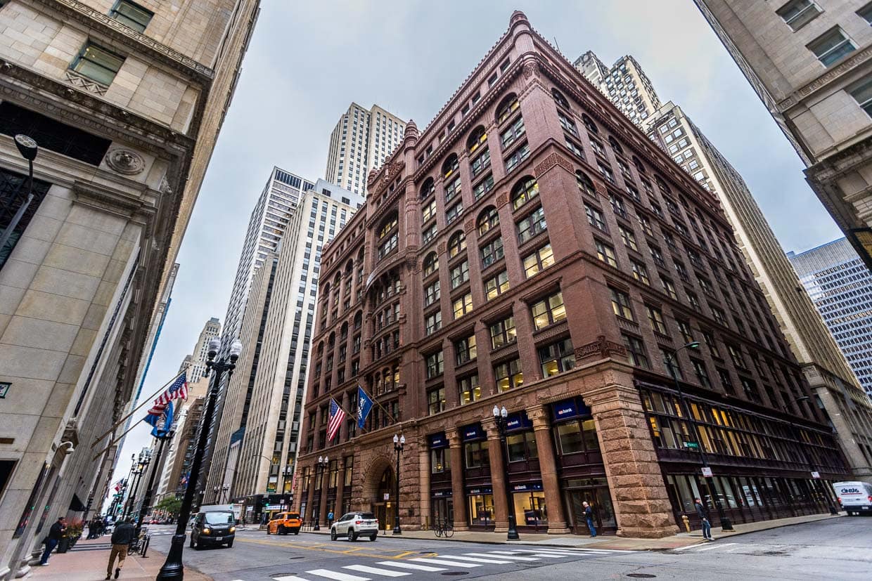 El edificio Rookery, diseñado por los arquitectos Burnham y Root, se terminó originalmente en 1888. El arquitecto Frank Lloyd Wright rediseñó el vestíbulo iluminado de dos plantas en 1905. The Rookery es una de las direcciones más famosas de Chicago / © Foto: Georg Berg