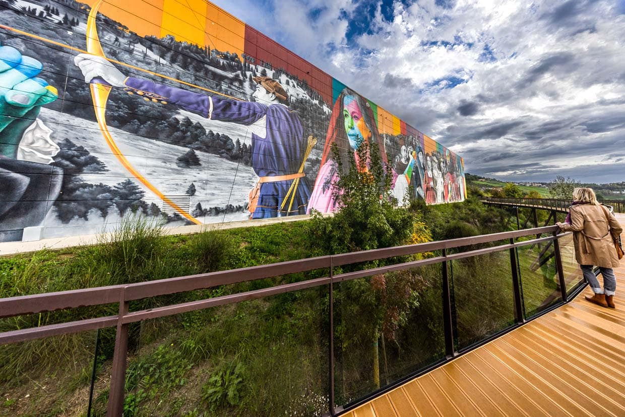 Una pasarela especialmente construida, diseñada por el ingeniero Mirko Paloni, ofrece a los visitantes una vista óptima del mural / © Foto: Georg Berg