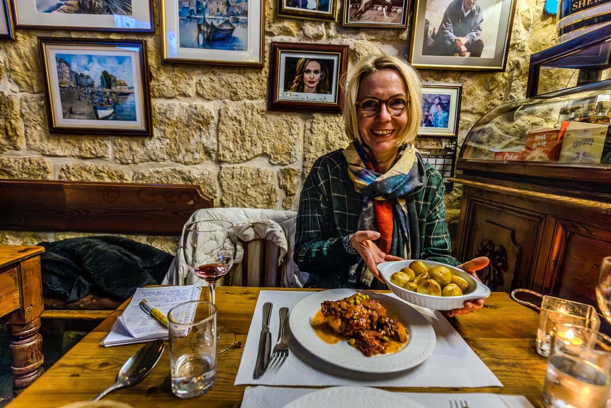 Plato nacional maltés Fenek en Ta' Rosina. En la pared cuelga una foto firmada de Angelina Jolie, que estuvo aquí durante un rodaje en Gozo / © Foto: Georg Berg