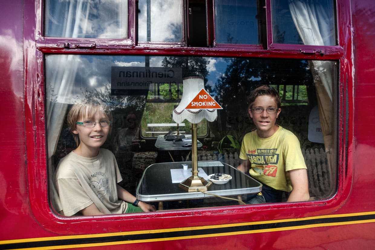 El viaducto de Glenfinnan en Loch Shiel es una de las líneas ferroviarias más bellas del mundo. Tren de vapor Jacobite de Fort William a Mallaig, Highlands escocesas / © Foto: Georg Berg