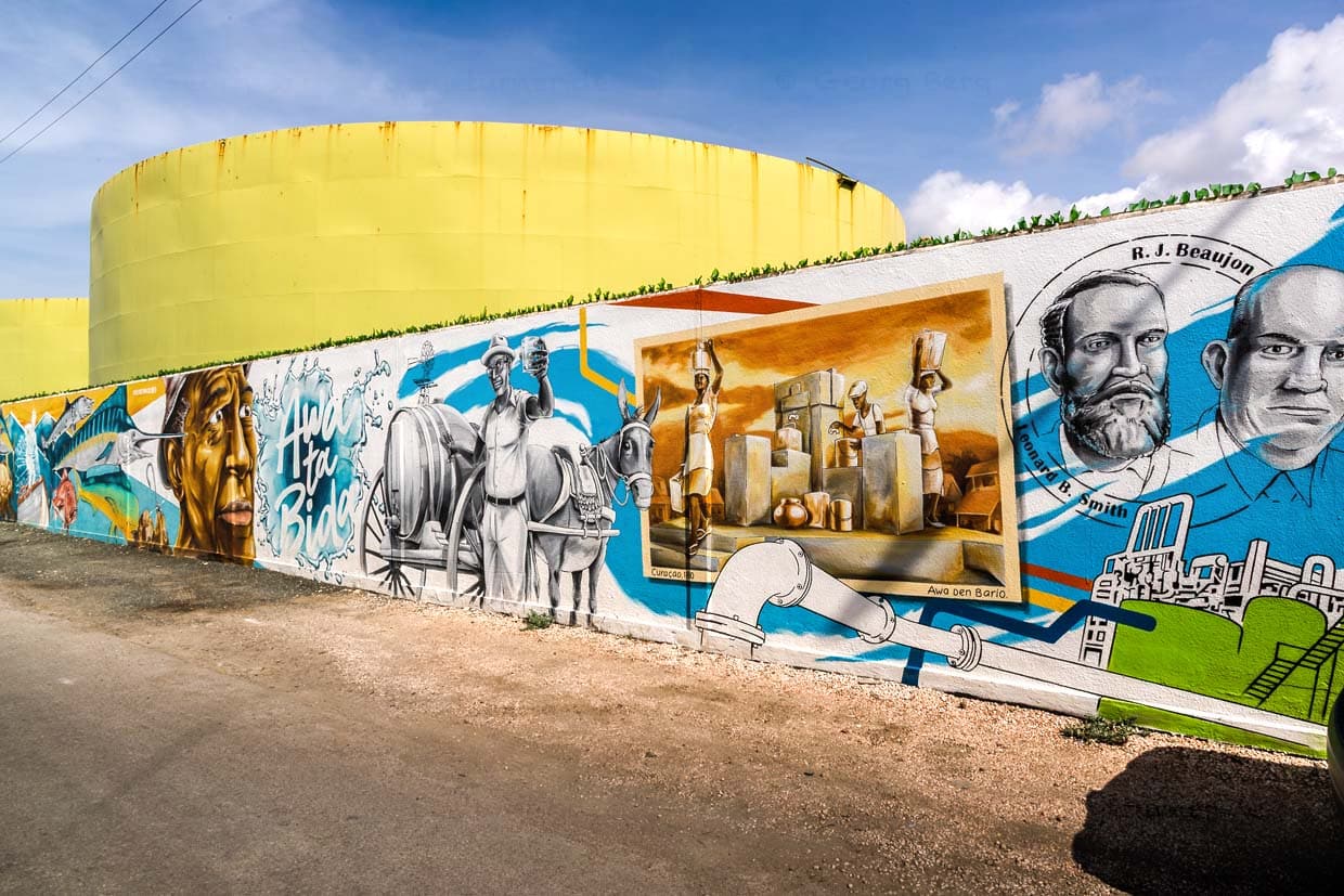 El agua es vida. La historia del suministro de agua potable en Curaçao se cuenta en un largo mural frente a la antigua planta desalinizadora de agua de mar / © Foto: Georg Berg