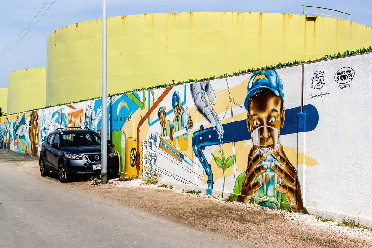La historia del suministro de agua potable en Curaçao se cuenta en un largo mural frente a la antigua planta desalinizadora de agua de mar / © Foto: Georg Berg