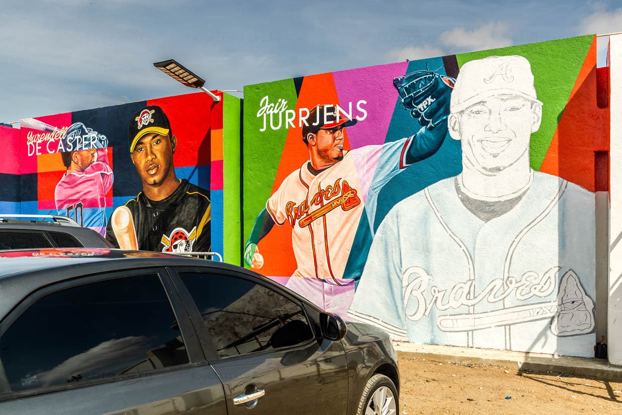 En el estadio de críquet de Willemstad, los jugadores de críquet de éxito internacional de la isla han sido inmortalizados en murales por el artista Jhomar Loaiza. El béisbol no es sólo un deporte, sino también una parte importante de la vida cultural y social de Curaçao / © Foto: Georg Berg
