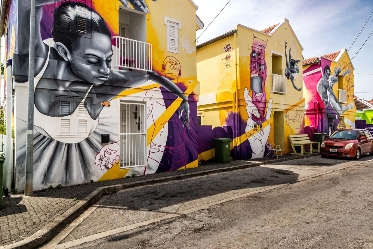La vida es una hermosa lucha es el título de la obra que el artista Sander van Beusekom diseñó como tríptico en las fachadas de tres casas vecinas / © Photo: Georg Berg