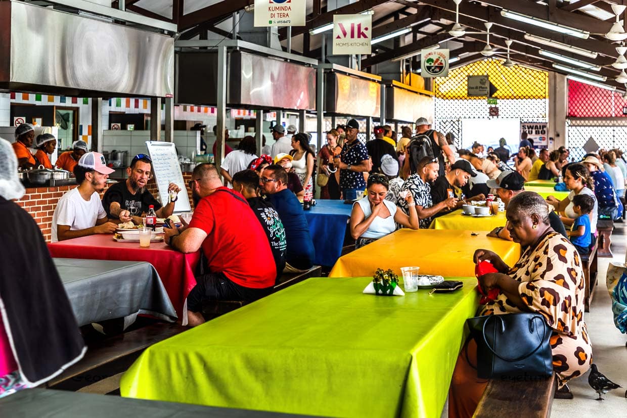 La Plasa Bieu era el antiguo mercado de Willemstad. Hoy sirve como lugar popular para la gastronomía local, donde visitantes y lugareños pueden disfrutar de auténticos platos caribeños en un ambiente relajado y tradicional