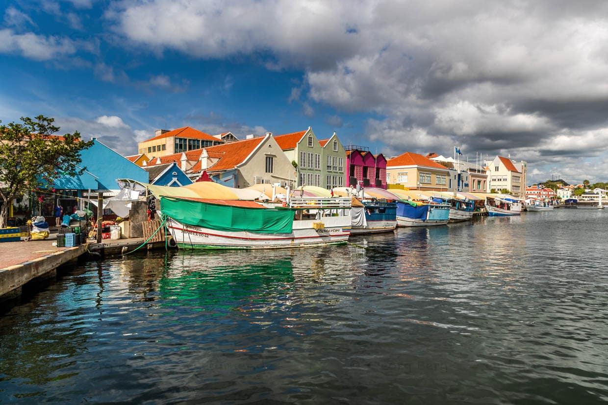 Comerciantes de Venezuela traen sus productos frescos en barco al mercado flotante de Willemstad, a unos 70 kilómetros, y luego los ofrecen en numerosos puestos de mercado a lo largo de 200 metros / © Photo: Georg Berg