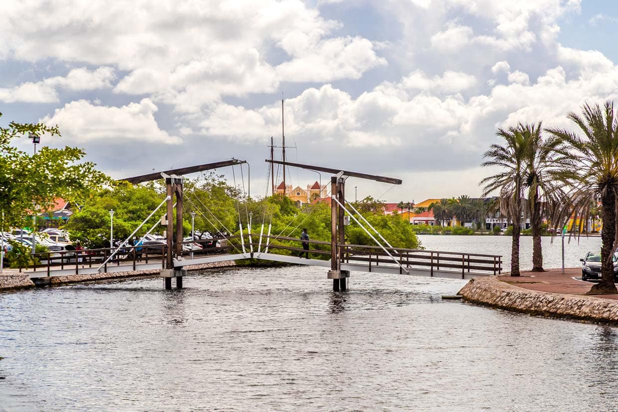 El puente Prinses Amalia, que lleva el nombre de la princesa heredera Catharina-Amalia de los Países Bajos, complementa los puentes históricos de Willemstad con su moderna funcionalidad y diseño estético. Conecta los barrios de Scharloo y Punda a través del Waaigat, un pequeño puerto de Willemstad. El puente levadizo se fabricó en Winterswijk (Países Bajos) en 2016 y se montó in situ en Curaçao / © Foto: Georg Berg