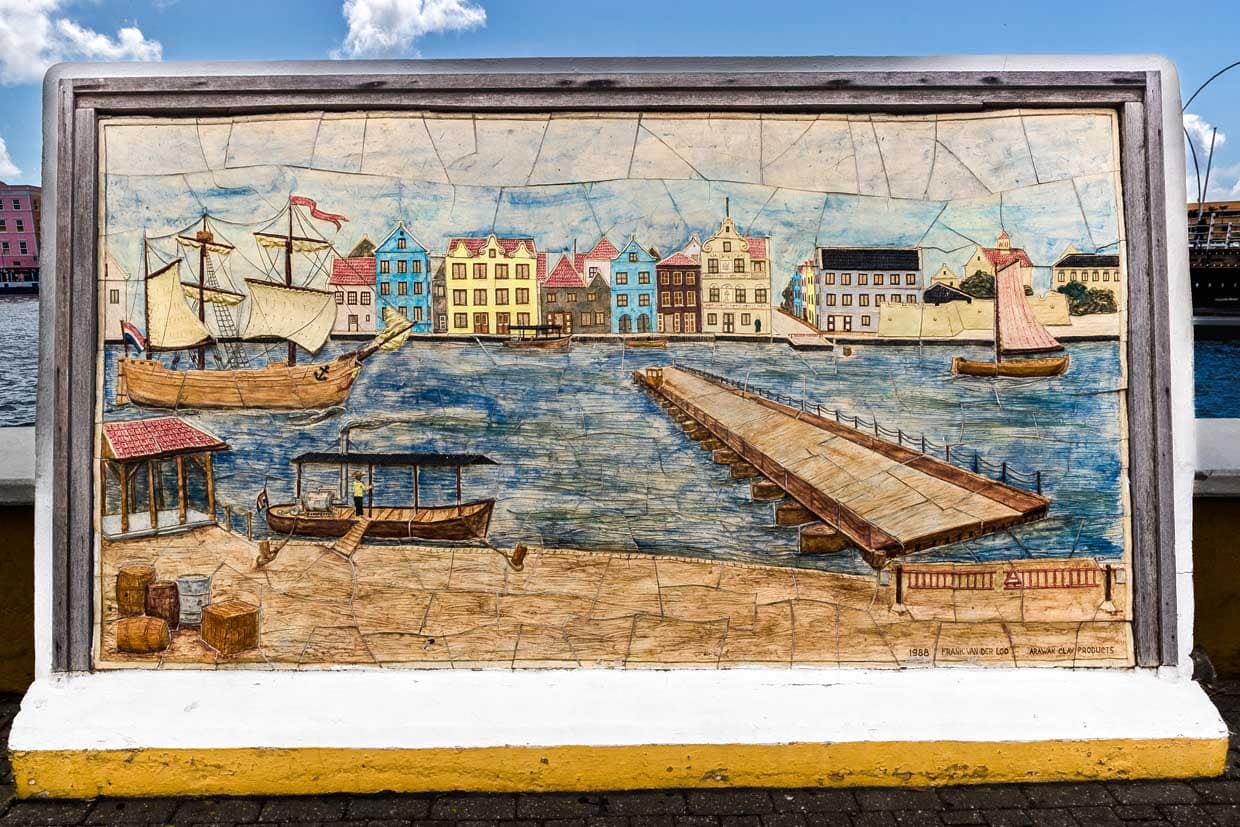 En el lado Otrabanda de la bahía de Santa Ana, una pintura muestra el puente de pontones Reina Emma tal y como era originalmente / © Foto: Georg Berg