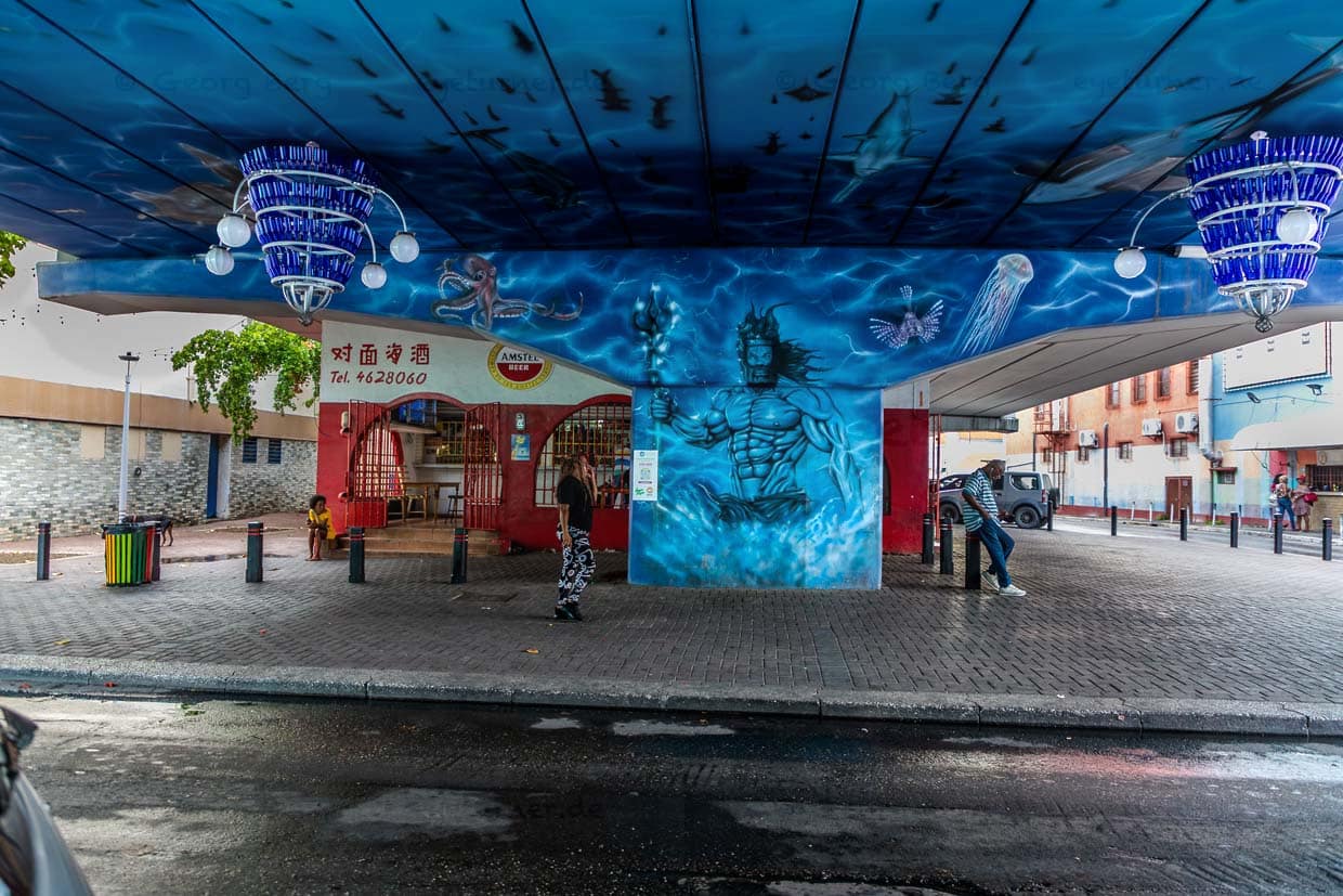 En el Kaya Kaya Festival 2024, Luis Muños roció un mural de Poseidón en el mar bajo el viaducto de Arubastraat / © Photo: Georg Berg