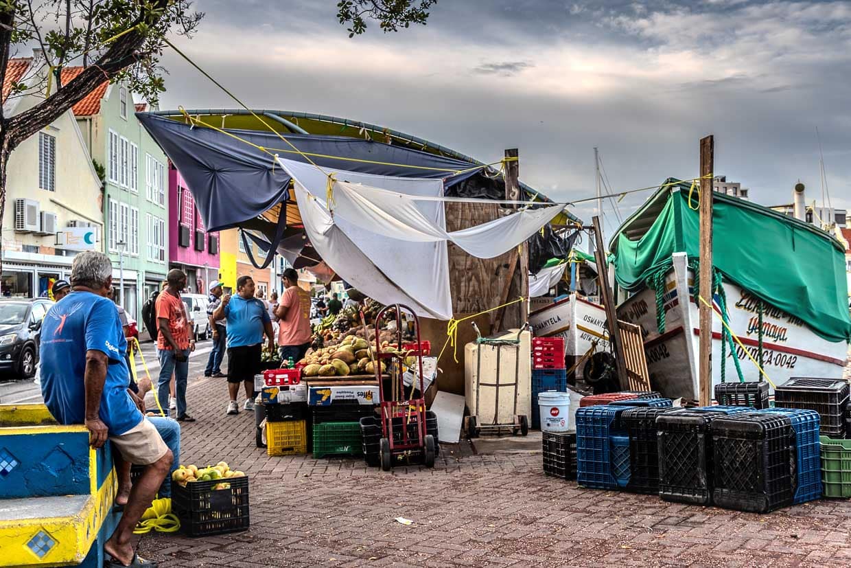 Sólo tan ancho como una acera es el "Mercado Flotante" en el Sha Caprileskade en Willemstad / © Foto: Georg Berg