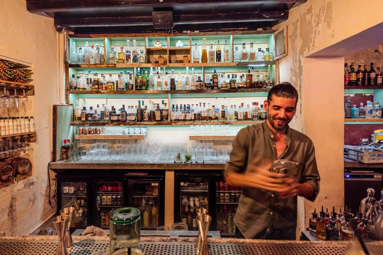 El Bar MosaCaña se abastece exclusivamente de ron, tequila y mezcal del Caribe / © Foto: Georg Berg