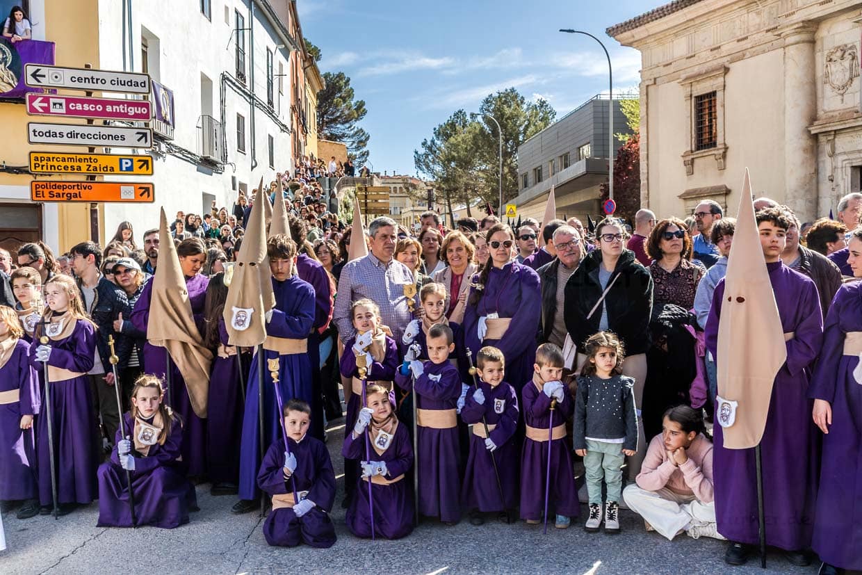 Numerosas personas asisten a la procesión del Jueves Santo en Cuenca / © Foto: Georg Berg