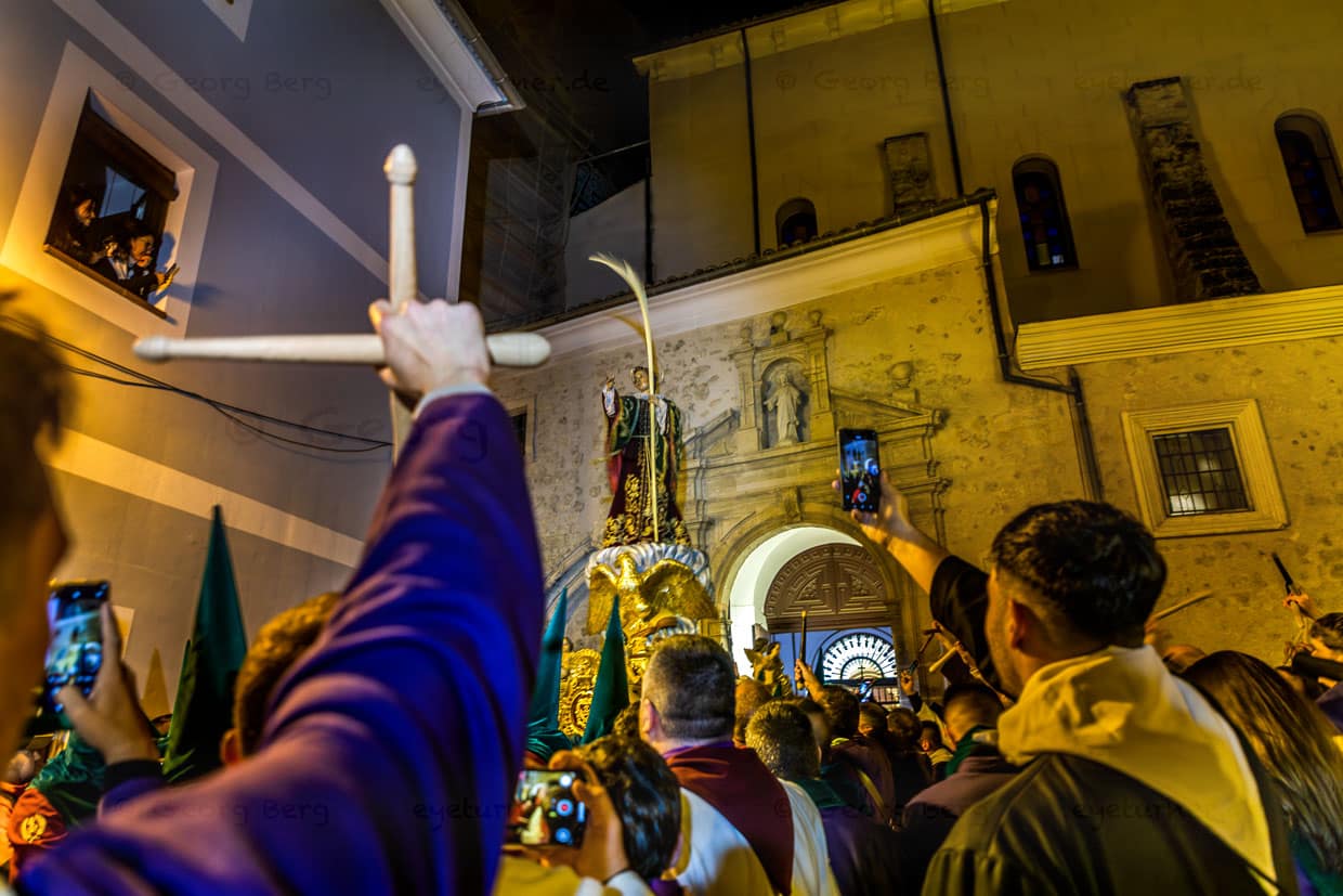 Densa multitud a primera hora de la mañana del Viernes Santo. Las turbas crean un crudo paisaje sonoro frente a la Pfaarrkirche El Salvador, que pretende reflejar la dramática situación de la Pasión / © Foto: Georg Berg