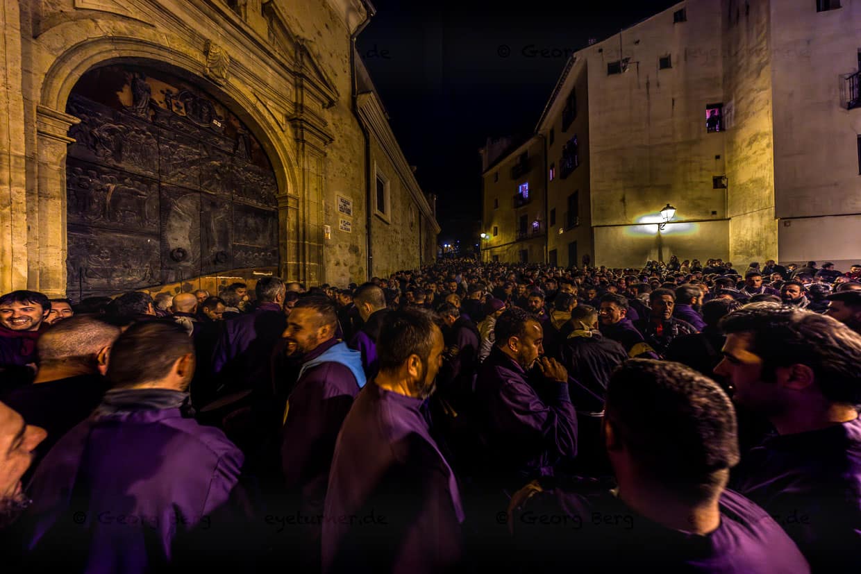 Las Turbas de Cuenca han atravesado la noche del Viernes Santo haciendo un ruido frente a la Iglesia Parroquial de El Salvador que se escucha en toda Cuenca horas antes de la procesión / © Photo: Georg Berg