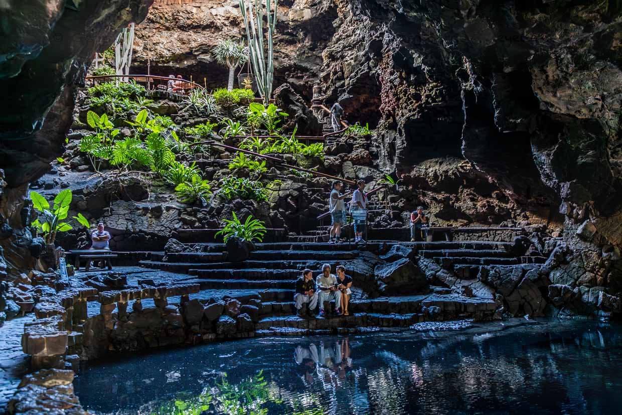 Jameos del Agua en Punta Mujeres en Lanzarote fue diseñado por César Manroque. El tubo de lava se extiende desde la superficie de la tierra hasta debajo de la superficie del mar y contiene un lago natural de agua salada que se alimenta de las filtraciones de agua marina / © Foto: Georg Berg