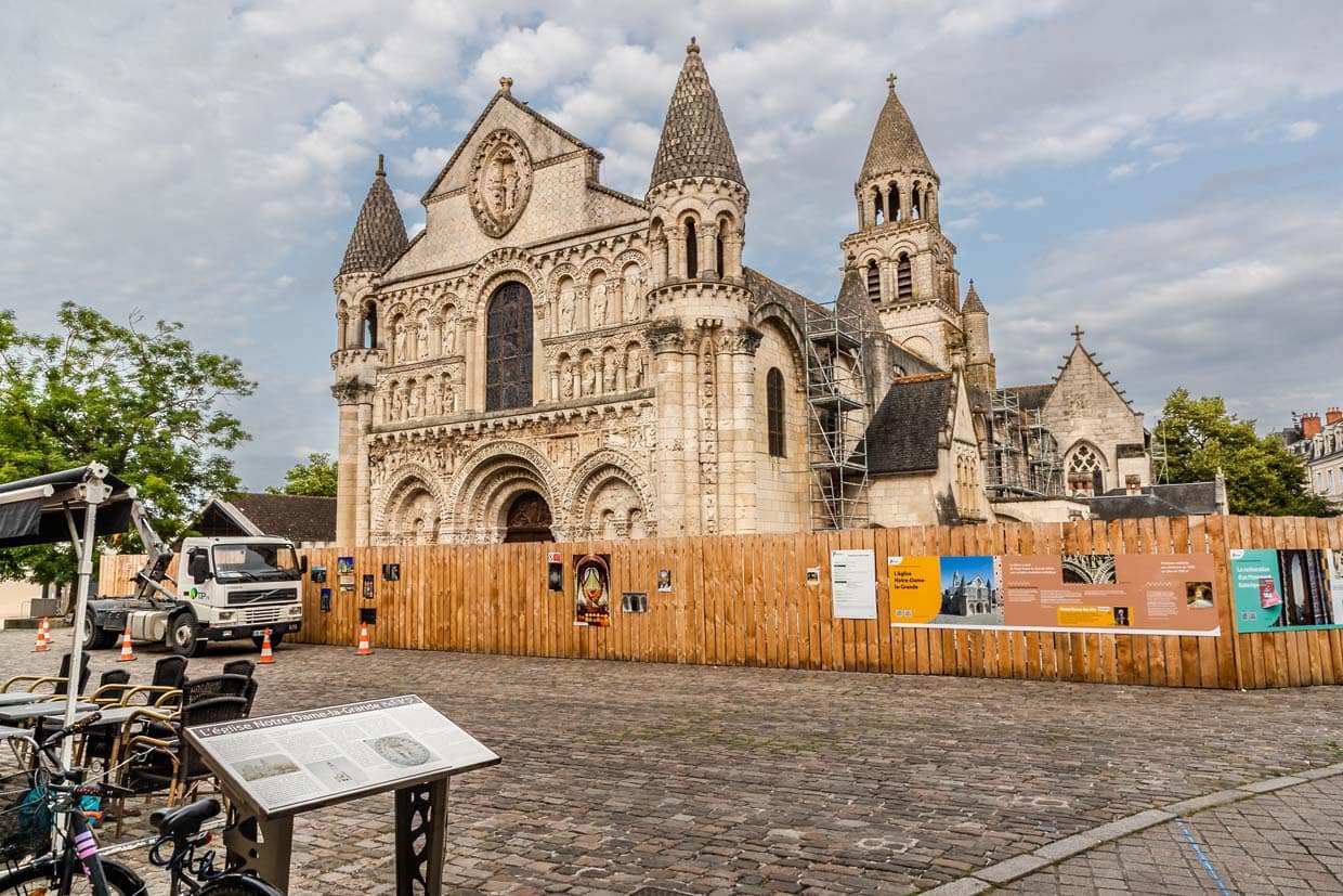 La iglesia de Notre-Dame-la-Grande de Poitiers es una obra maestra de la arquitectura románica. Su historia se remonta al siglo X. Entre 1115 y 1130, aproximadamente, la iglesia se amplió hacia el oeste; de esta época data su magnífica fachada oeste, hoy famosa. En 2025, está rodeada por una valla debido a las obras de renovación / © Foto: Georg Berg