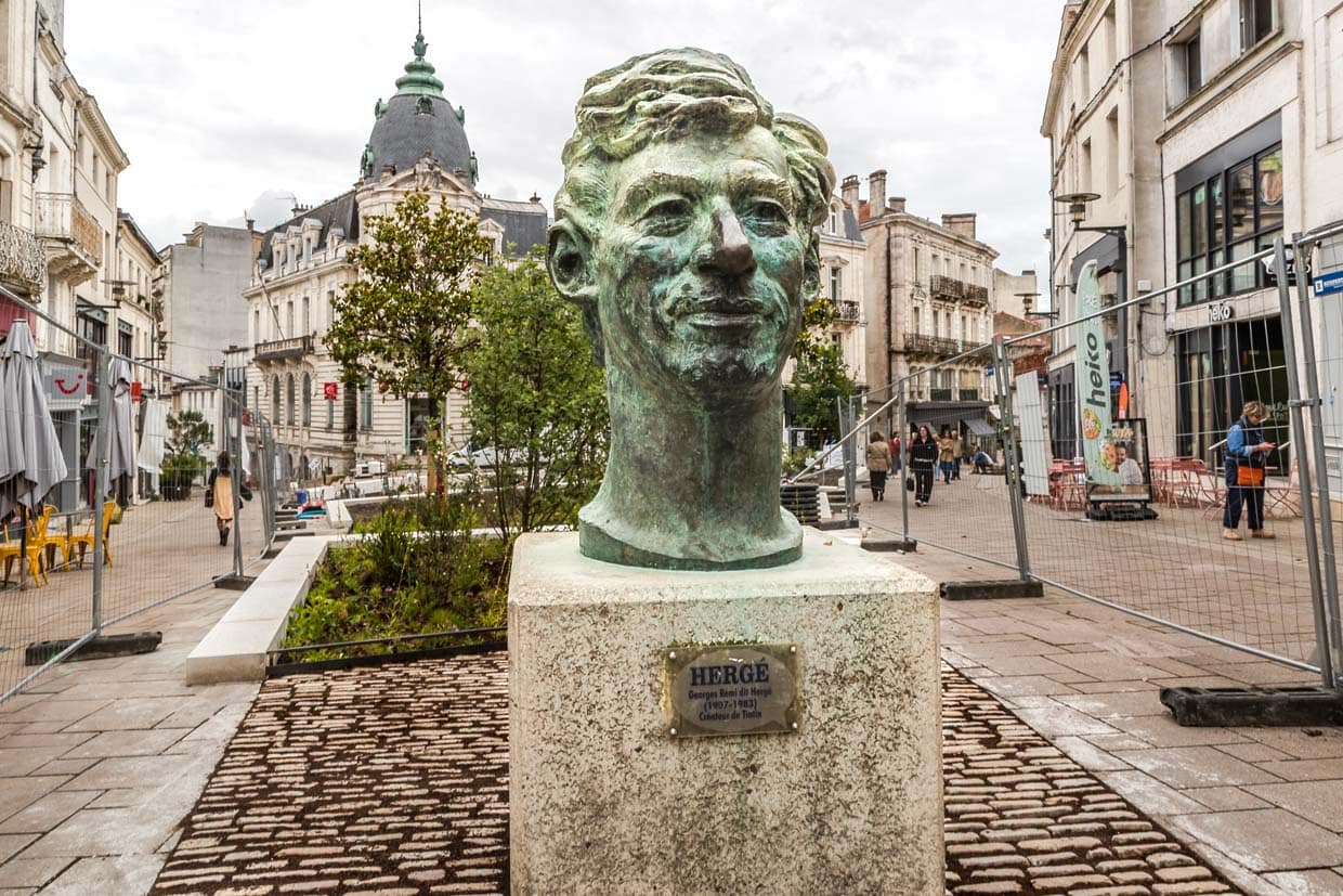 Pilgerstätte für Comic-Fans: Die Büste von Hergé, dem Schöpfer von Tim und Struppi, in der nach ihm benannten Rue Hergé / © Foto: Georg Berg