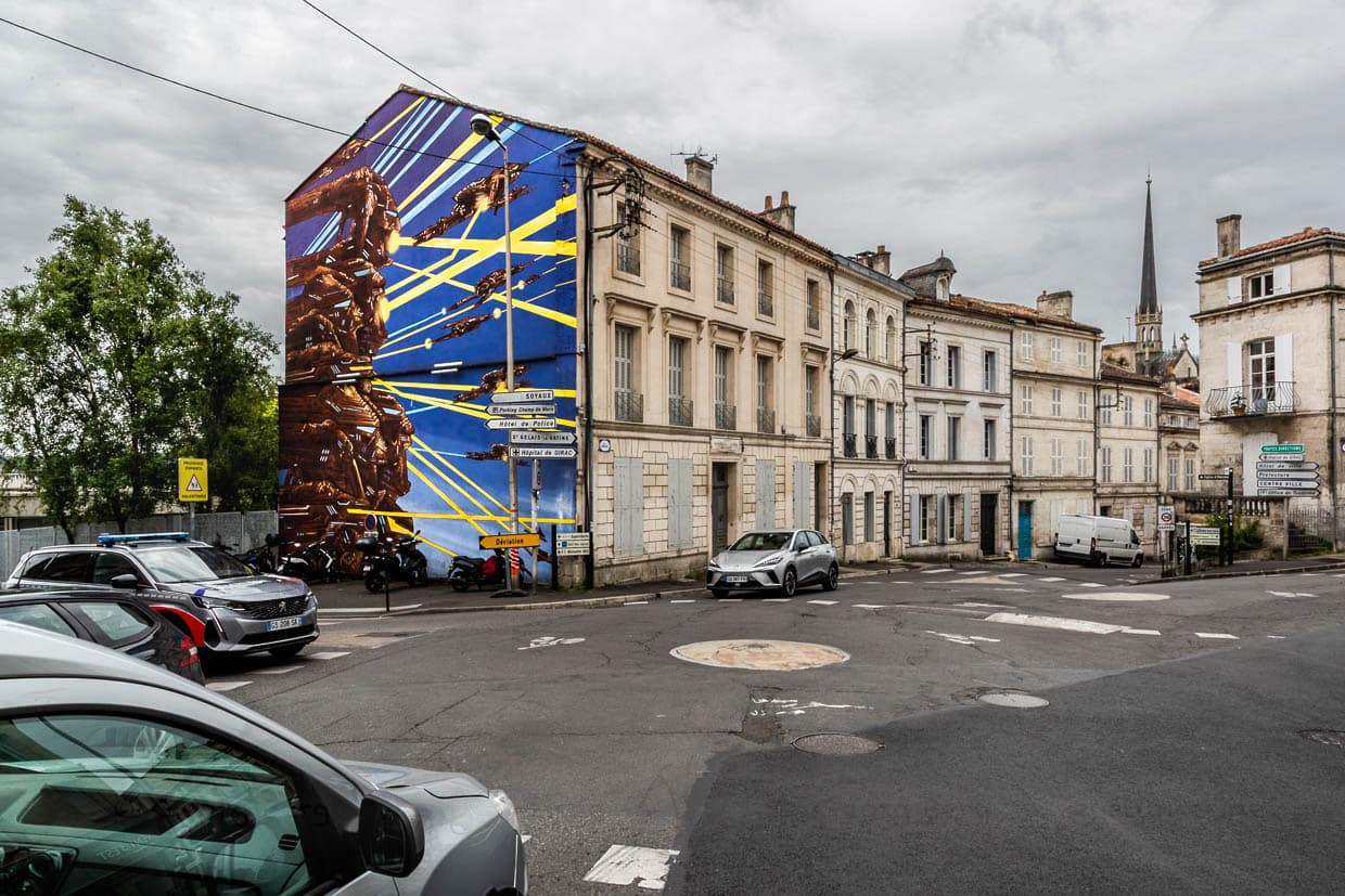 Wo Autos im Kreisverkehr fahren, fliegen Raumschiffe durch die Galaxis: Philippe Druillets monumentales Science-Fiction-Wandgemälde "Voyage au travers des Images" am Rempart de l'Est verwandelt den historischen Stadtwall in ein kosmisches Abenteuer / © Foto: Georg Berg