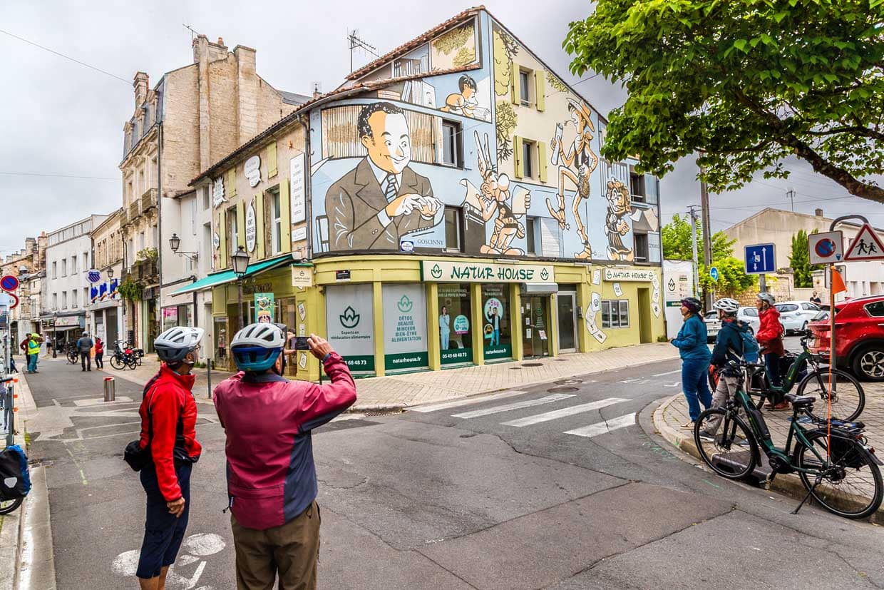 Cicloturistas en Angulema ante el mural