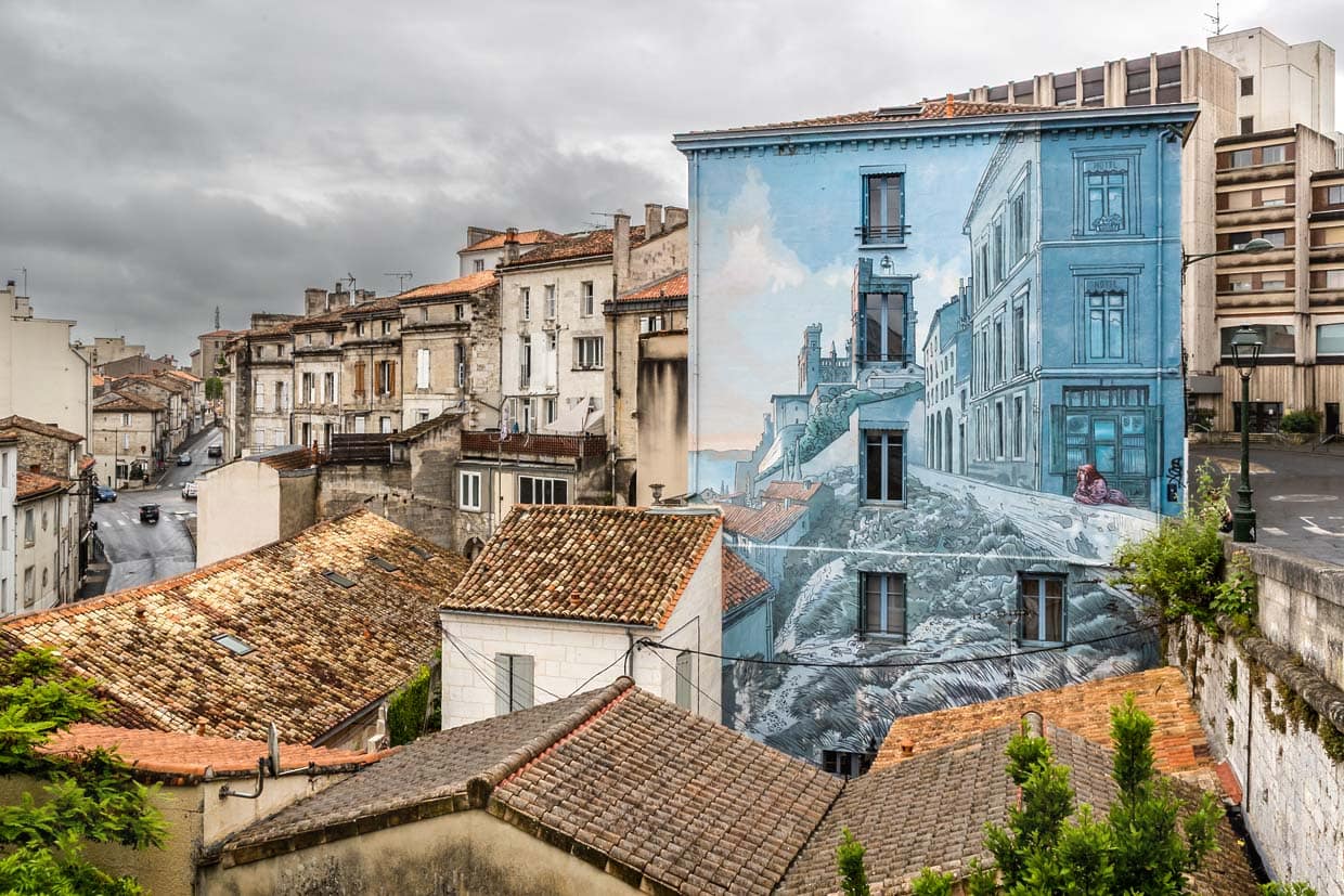 Kunstvolle Täuschung: Max Cabanes' "Das Mädchen auf den Stadtmauern" lässt Malerei und historische Stadtmauer ineinander übergehen / © Foto: Georg Berg