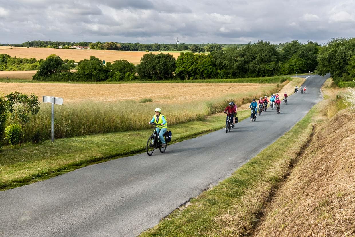 Grupo ciclista en el Flow Vélo, una ruta de senderismo de larga distancia en el oeste de Francia, aquí en Cognac, cerca de la Charente. La ruta discurre en su mayor parte por terreno entre ligeramente ondulado y llano / © Foto: Georg Berg