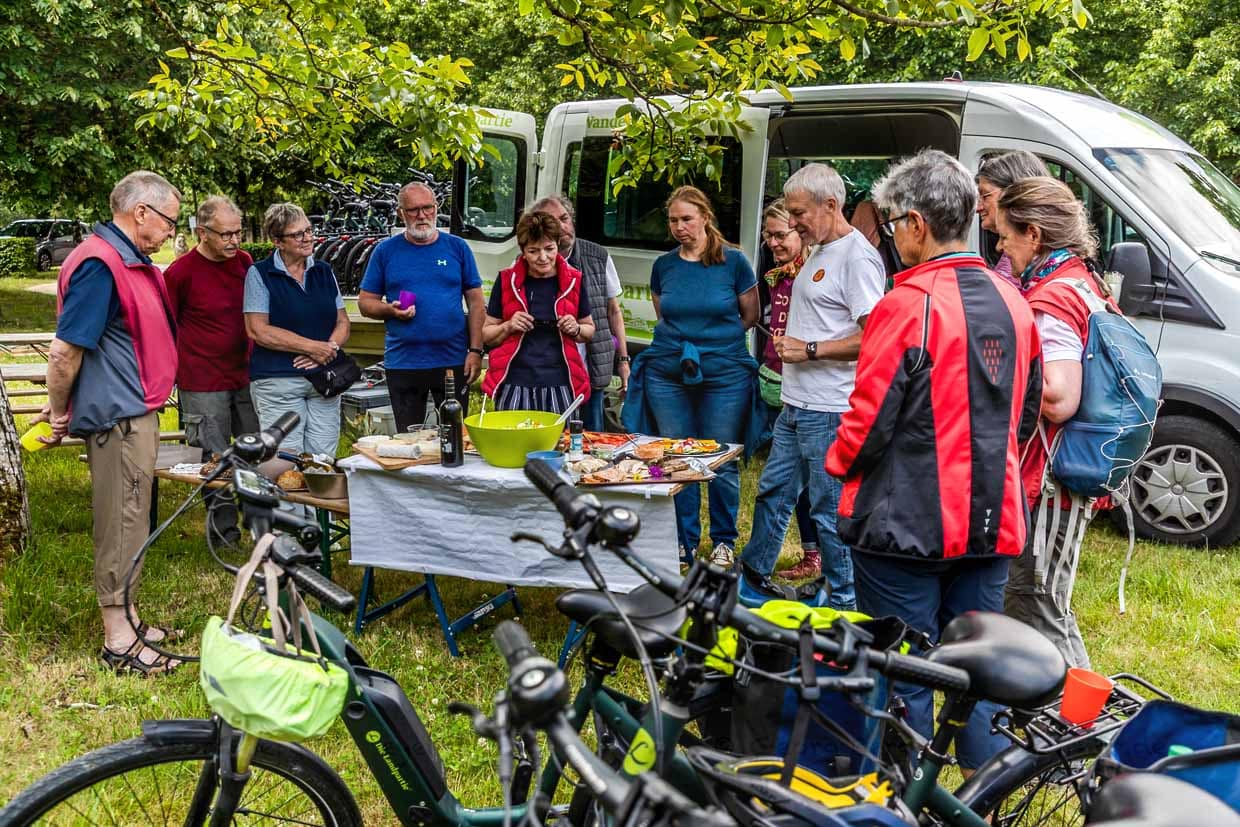 A mitad de la etapa del día, un picnic con especialidades locales del departamento de Charente espera a los participantes de la ruta cicloturista organizada por Die Landpartie / © Foto: Georg Berg