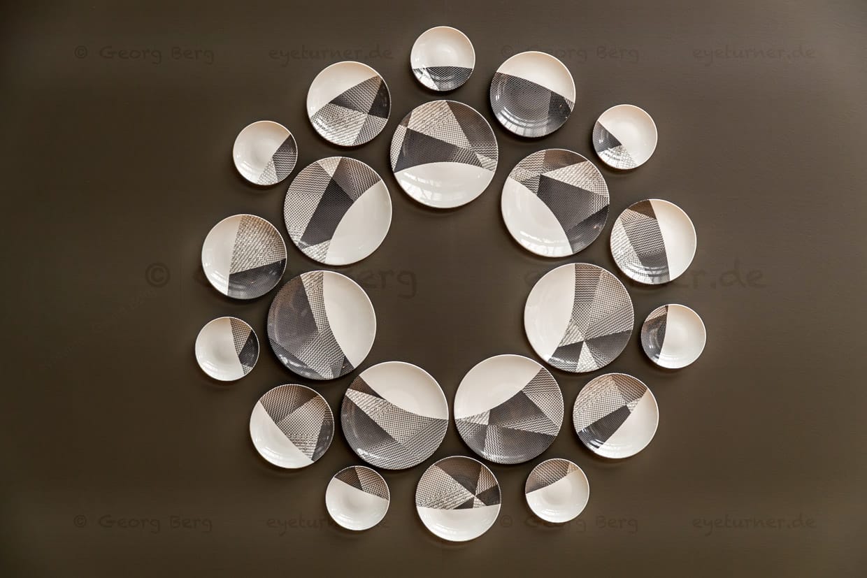 Moderne Porzellan-Serie als Wanddekoration im Musée National Adrien Dubouché in Limoges. Das Museum st heute Teil der Cité de la Céramique und beherbergt mit etwa 18.000 Objekten die weltweit größte öffentliche Sammlung von Keramiken, darunter Porzellan aus Limoges sowie historische und zeitgenössische Werke aus aller Welt / © Foto: Georg Berg