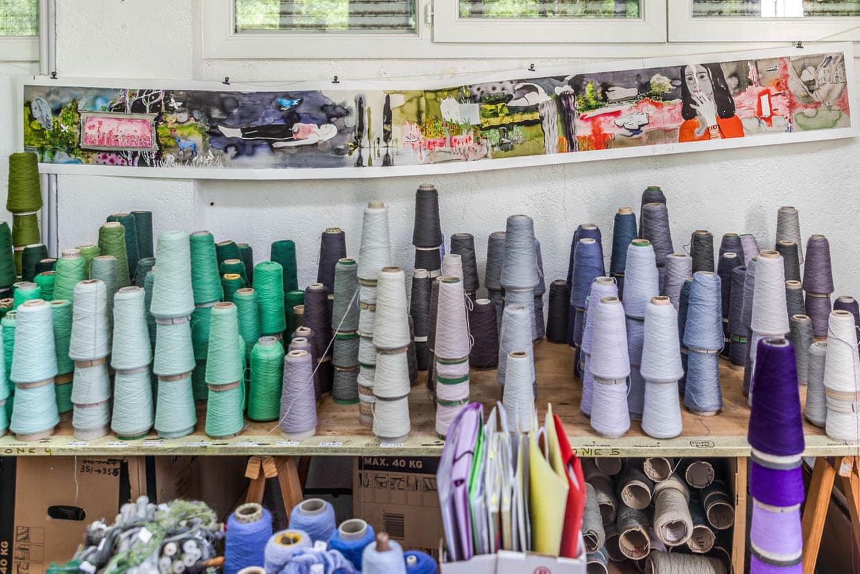 Garne mit gesponnener und handgefärberter Schurwolle im Weberatelier Robert Four in Aubusson. Der Wandteppich "Hommage à George Sand" von Françoise Petrovitch wird hier anlässlich des 150. Todestags von George Sand im Jahr 2026 gefertigt / © Foto: Georg Berg