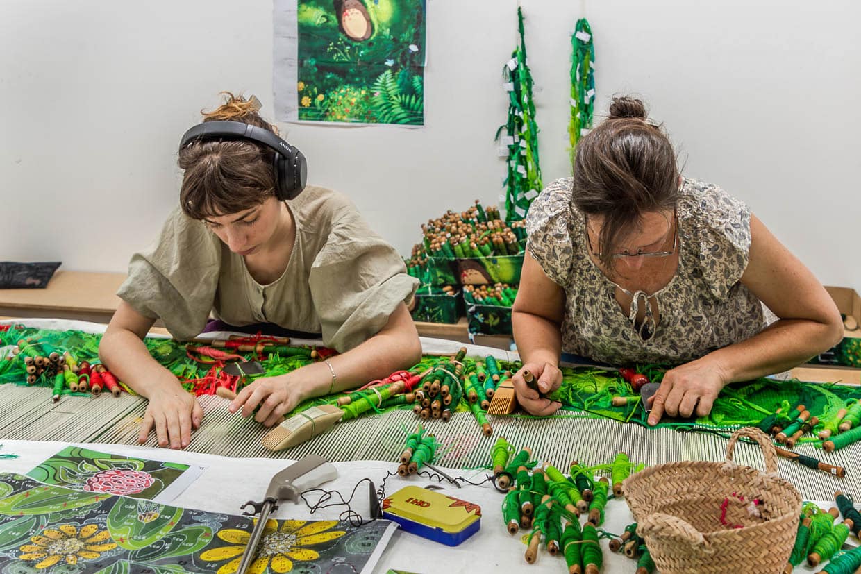 Weberinnenin der Cité internationale de la tapisserie in Aubusson arbeiten an einem Motiv des japanischen Künstlers Hayao Miyazaki, „Mein Nachbar Totoro“. Das Motiv besteht aus 200 Nuancen der Farbe grün. Der Teppich wird einmal eine Größe von 31 Quadratmetern haben / © Foto: Georg Berg