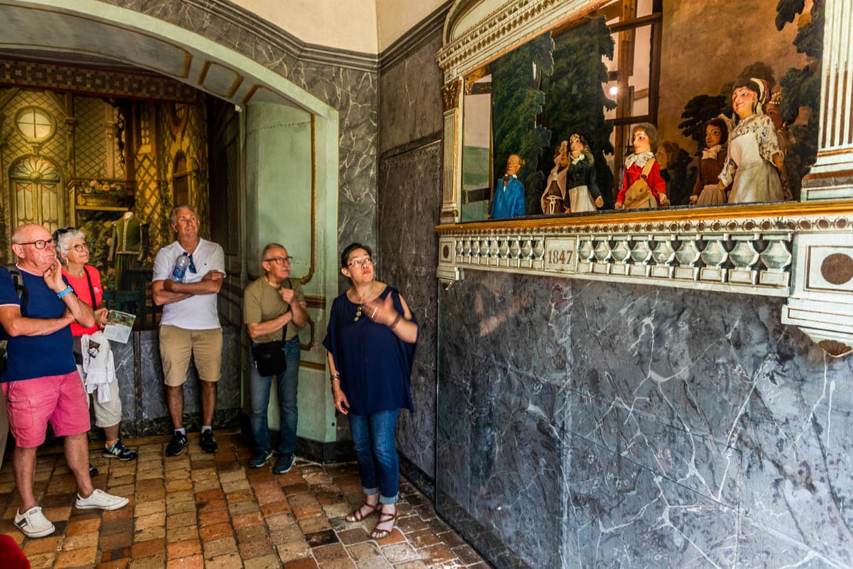 Führung durch das George-Sand-Haus in Nohant. Hier das Marionettentheater und die Theaterbühne. George Sand schrieb 80 Theaterstücke. Auf der kleinen Bühne des Hauses ließ sie die Theaterstück proben, bevor sie in Paris aufgeführt wurden / © Foto: Georg Berg