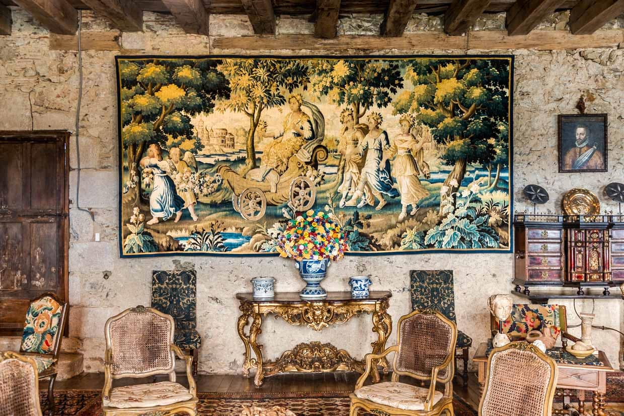 Château de Boussac, Creuse, die Wandteppiche aus dem Zentrum für Tapisserie in Aubusson sind eines der Highlights. Das Château zeigt sowohl mittelalterliche wie auch zeitgenössische Tapisserien. Trägt ein Teppich einen blauer Rand steht das für eine Arbeit aus Aubusson / © Foto: Georg Berg