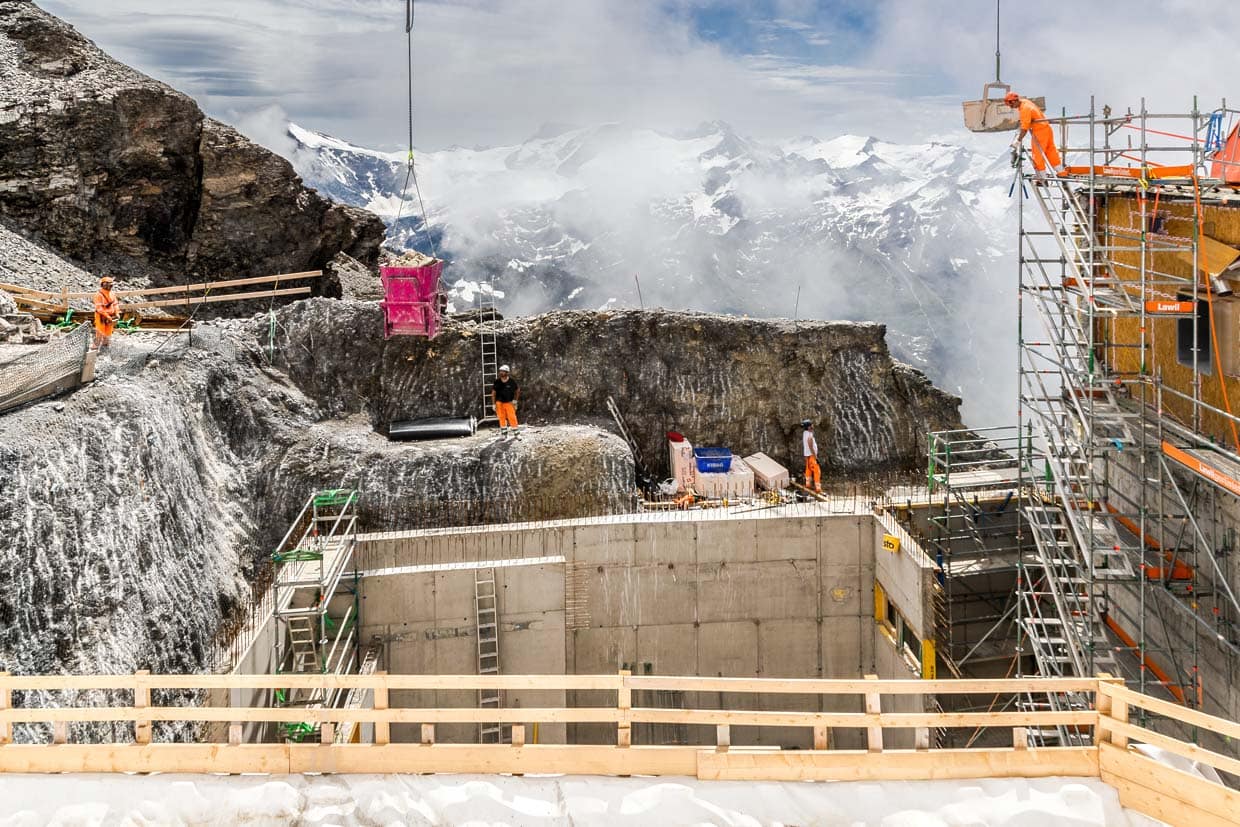 Voraussichtlich bis 2029 wird es die höchste Großbaustelle der Alpen sein mit Baukränen, Baggern und Betonmischmaschine. Das Großprojekt „Titlis 3020“ umfasst den Neubau der Bergstation auf 3020 Metern Höhe sowie den Ausbau einer neuen Pendelbahn und Shops zum Einkauf von Luxusartikeln / © Foto: Georg Berg