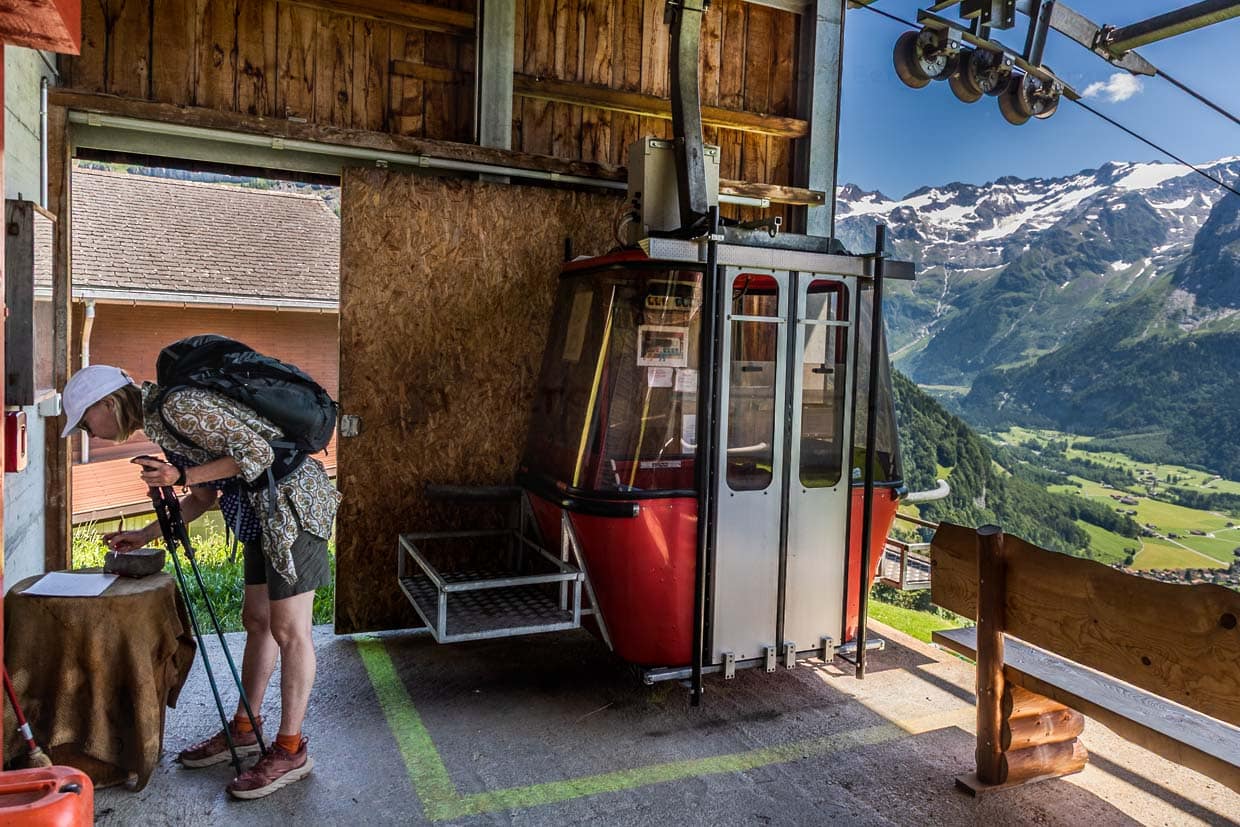 Bauernbahn nennt man im Engelbergertal eine kleine Liftanlage, die abgelegene Bauernhöfe mit dem Tal verbinden, im Schweizer Dialekt „Buiräbähnli“ genannt. Wanderer können die Bahn mit einem gültigen Liftticket benutzen / © Foto: Georg Berg