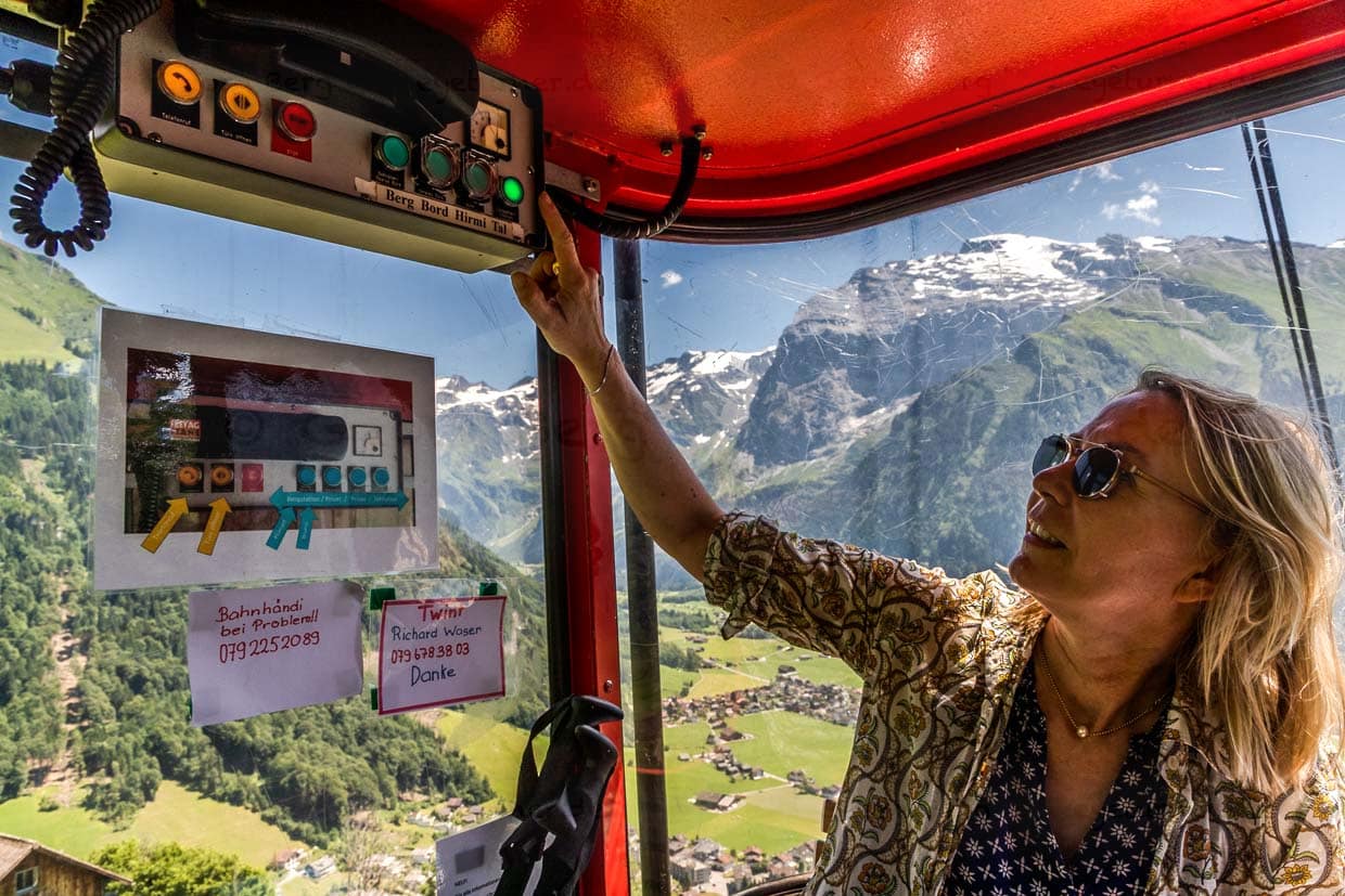 Unterwegs mti einer Bauernbahn im Engelbergertal. Wanderer tragen ihre Liftnummer in ein Fahrtenbuch ein, rufen die Talstation ein, damit die Seilbahn aktiviiert wird und müssen nach Einstieg selber den Knopf zum Türen schließen drücken / © Foto: Georg Berg