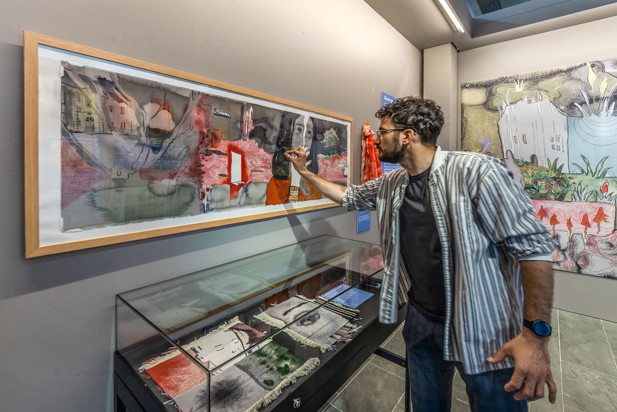 Mitarbeiter der Cité internationale de la tapisserie erklärt die Besonderheiten des Wandteppichs  "Hommage à George Sand" von Françoise Petrovitch. Die Materialien und Farbwahl des Wandteppichs wurden in enger Zusammenarbeit mit den Experten der Cité internationale de la tapisserie Aubusson ausgewählt und umgesetzt / © Foto: Georg Berg