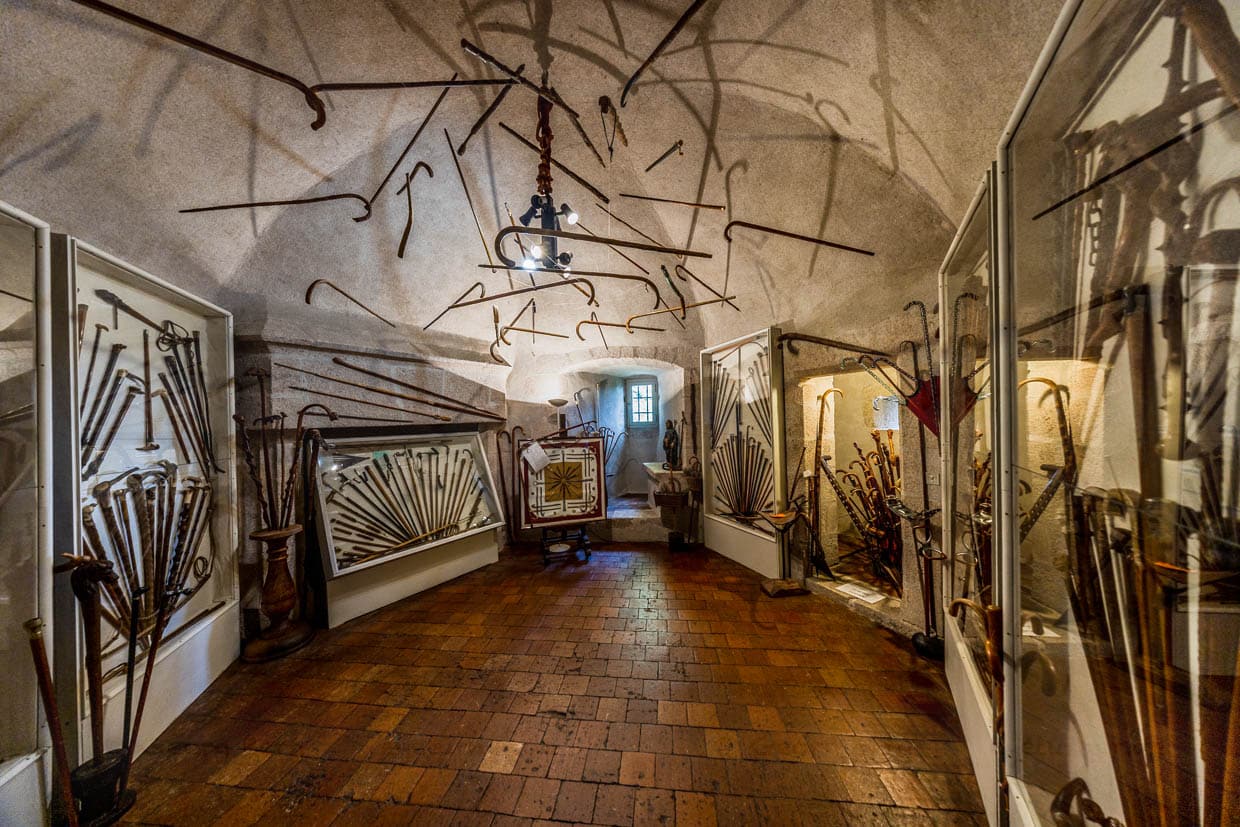 Das Château de Boussac in der Creuse ist eine mittelalterliche Festung mit einer reichen Geschichte. Das Sammler-Ehepaar Lucien Blondeau und Bernadette Bondeau haben seit den1960er Jahren das Schloss mit zahlreichen Wandteppichen sowie Antiquitäten und Sammlerstücken aller Art ausgestattet. Hier ein ganzer Raum mit Spazierstöcken / © Foto: Georg Berg
