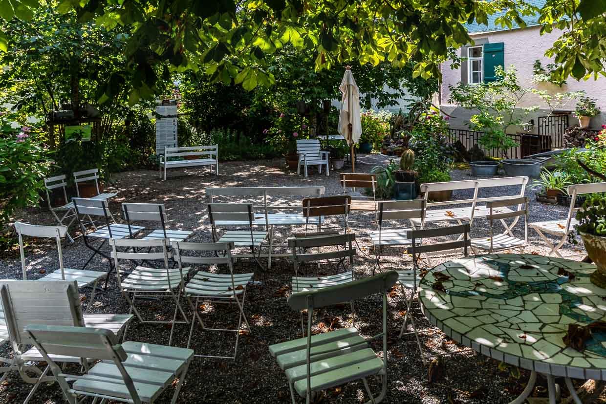 Der historische Garten des Hesse-Hauses in Gaienhofen ist der einzige Garten, den Hermann Hesse selbst entworfen, angelegt und über Jahre mit großer Hingabe gepflegt hat. Der Garten verbindet Elemente eines bäuerlichen Selbstversorgergartens mit Zier- und Blumenbereichen und gilt als wichtiges Zeugnis der Lebensreform- und Gartenkultur um 1900. Eva Eberwein hält regelmäßig Vorträge und organisiert Kulturveranstaltungen. Ihr Engagement wird als „freiwillige Kulturarbeit“ beschrieben, da sie Haus und Garten als privates Kulturerbe sichern und für die Öffentlichkeit zugänglich machen / © Foto: Georg Berg